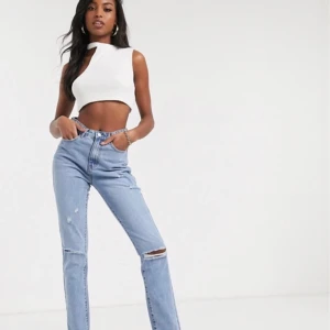 Raka ljusblåa Jeans med hål i knäna  - Säljer dessa jeans från asos, de är aldrig använda och de säljs på grund av att jag har köpt ett par liknande. Köpte för 419 kr. Buda från 300!