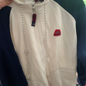 Adidas tröja vit & mörkblå - Oversize! I nyskick, passar både kille & tjej