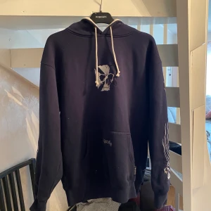 Blå döskalle hoodie  - Frakt 66kr hör av dig för intresse eller eventuella frågor, kram💞💞🤝 (en aning nopprig)