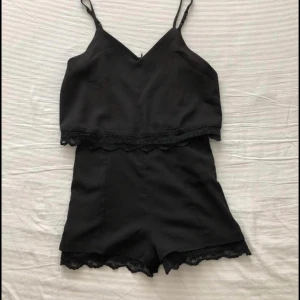 Playsuite strl. S - Plagget är i bra skickt, dessutom är den nästan oanvänd. 