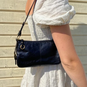 Baguette väska - Söt liten vintage väska med fina detaljer och många bra fack. Superfint skick utanpå, lite slitnare inuti. Skriv om fler bilder önskas! Köpare står för frakt💌