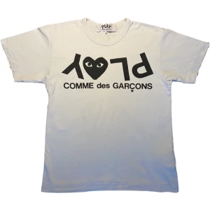 CDG T-shirt - t-shirten är i ”killstorlek” och är i passform XS för killar vilken blir size small för tjejer. Condition 9/10 använd endast ett par gånger. Köpt på Paul and friends för 950kr. Budgiving börjar på 350kr, möts i Stockholm eller fraktar för 63kr.