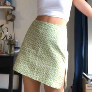 egensydda kjolar :) - Två olika kjolar jag sytt :) storlek s/m på båda, den gröna har dragkedja längst bak🥰 160kr för den gröna och 250 för den vita 