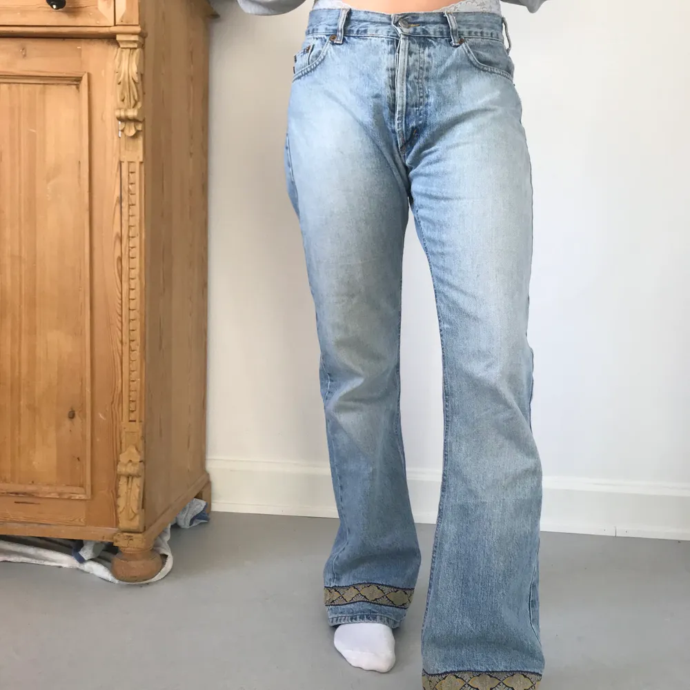 Svin snygga bootcut jeans från Rocky med en mönstrad rand längst ner, lite 70-tals vibes, modellen brukar ha ca W27 L32 i weekday jeans😁. Jeans & Byxor.