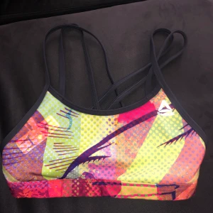 Sporttop från Reebook - Sporttop från Reebook. Aldrig använd, nyskick!! 💛