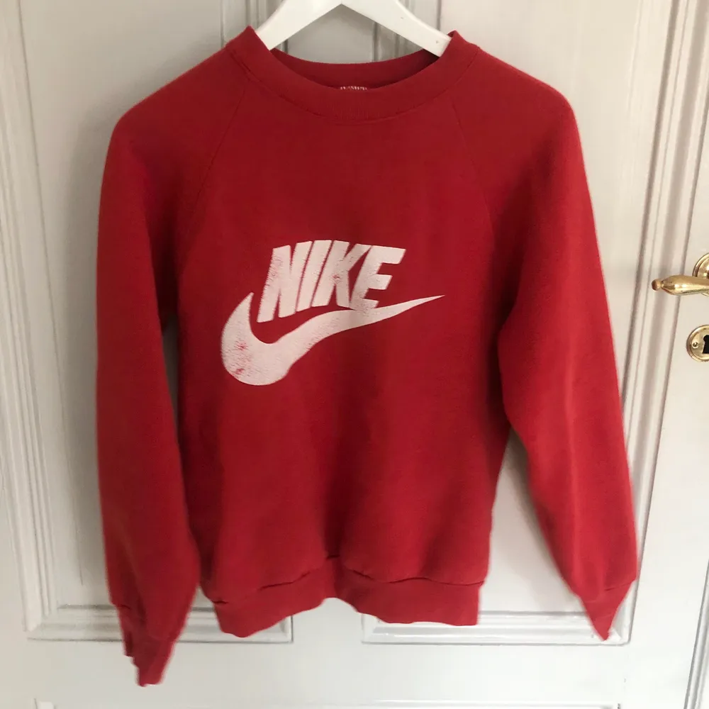 Vintage Nike sweatshirt, fin röd färg. Begagnat skick men ändå schysst liskom. Motsvarar en small🌸. Hoodies.