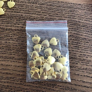 Berlock - Säljer hjärtberlocker för smycketillverkning så som halsband, örhängen osv! Så fina till halsband och har tyvärr inte kommit till användning. Säljer i 25-pack (och de finns endast 2st) Dom är nickelfria! 