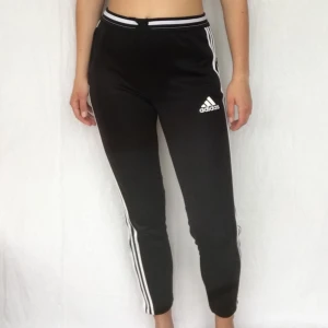   - Adidasbyxor i storlek 13-14 år men motsvarar xs. Byxorna är lite korta på mig (jag är 1,75). Frakt tillkommer på 45kr<3