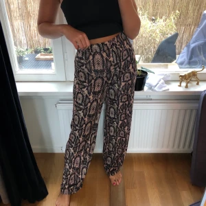 Ivyrevel byxor  - Stretchiga byxor från Ivyrevel storlek XS. Passar även S. Använda fåtal gånger. Frakt tillkommer 45 kr.