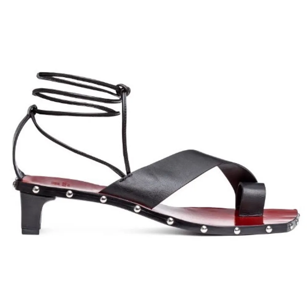 Säljer ett par super snygga sandaler från H&M studio i storlek 37.  Köpare står för frakt. Skor.