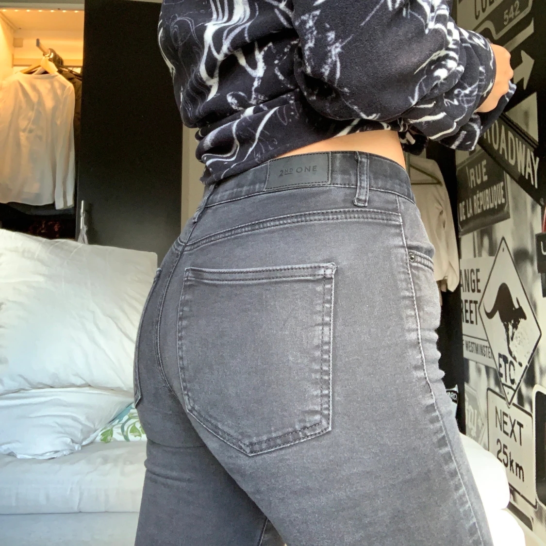 Svarta Botvid jeans med hål på knäna - 91