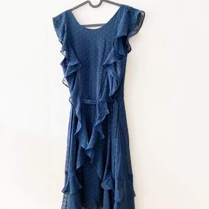 Säljer denna otroligt fina blåa klänning från NLY Trend som jag knappt använt.  Den har djup v-ringad rygg och små ”prickar” på klänningen (se sista bilden).  Storlek 38. Frakt tillkommer på 66kr