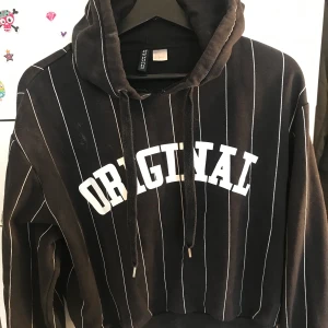Hoodie från h&m  - Använd ett par gånger men i bra skick. Tvättas innan du får hem den. Har inga fläckar eller så efter tvättning. Storlek L men passar som S och uppåt också. Väldigt kort för att vara L. Kort men mera bred är den. 