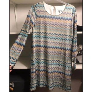 Dry lake klänning - Klänning från dry lake. Endast använd vid 2 tillfällen så skicket på klänningen är mycket bra. Storlek S men passar mig som har M i vanliga fall. 