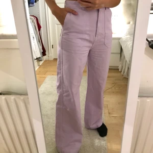 Lila byxor💜 - Säljer mina jätte fina byxor ifrån junkyjard som numera inte finns kvar att köpa. Jag har använt de 2 gånger så de är i nyskick. Frakt tillkommer💜💜💜