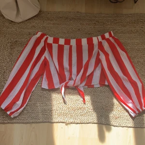 Blus från Glamorous - Randig blus köpt på NA-KD för ett år sedan. Aldrig använd. Fri frakt!