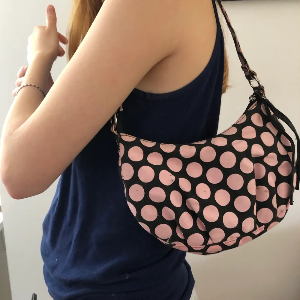 Supersöt och trendig liten svart och rosa-prickig väska! . Väskor.