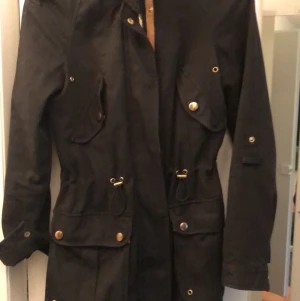 Jack med detaljer  - Parkas sommar vår höst. Supersnygg! Kommer inte till användning. Hög krage. Gulddetaljer. Sparsamt använd. 
