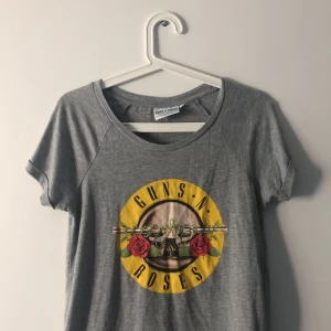 Guns N Roses tshirt  - Guns N Roses Tshirt i bra skick. Den är i storlek M men passar också som S. Kan mötas upp i Stockholm eller köparen står för frakt!