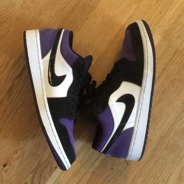 Jordan 1 low court purple Använda ett fåtal gånger säljer pga av att de är för stora. Skorna är köpt från goat. Buda i kommentarerna. Skor.