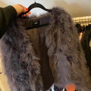 Pälsjacka - Hej! Säljer min fina pälsjacka då den inte kommer till användning längre, den är i fint skick💕