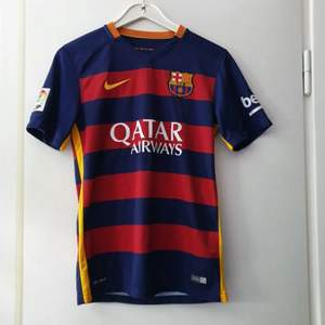 En FC Barcelona fotbolls tröja, säsongen 2015-2016, med tryck på ryggen Piqué nr 3. Mycket fint skick! Unisex. Ligger uppe på andra sidor så först till kvarn gäller! 