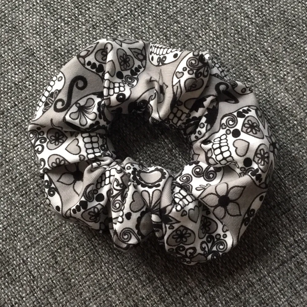 Säljer scrunchies för 25kr/st + 11kr frakt🥰 hör av er om ni är intresserade av att köpa!🦋🦋. Accessoarer.