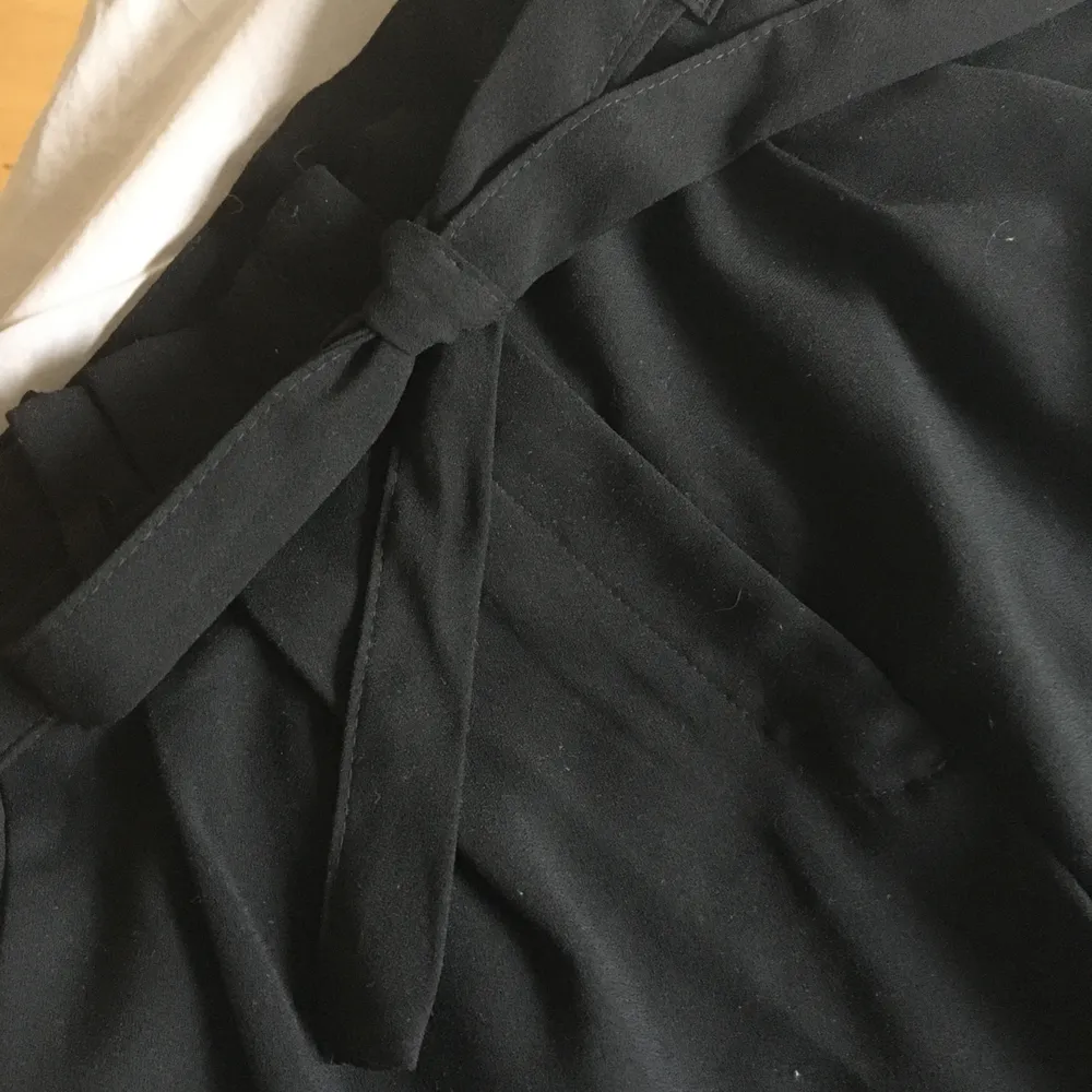 Svarta knytbyxor i tunnt material perfekt för sommaren i storlek 38. Bekväma byxor från New Yorker med bra passform. . Jeans & Byxor.
