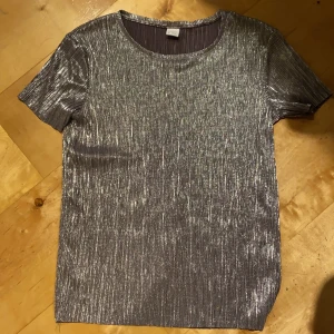 Silvrig fin festtröja - En silvrig festtröja med storlek XS använd ett par fåtal gånger. 