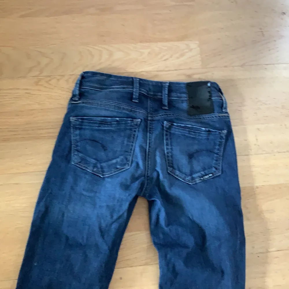 Jätte jätte snygga low waistBootcut jeans köpta secondhand har tyvärr växt ut dom . Jeans & Byxor.