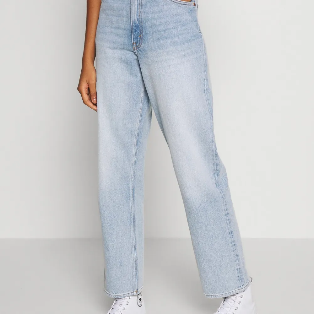 Straight leg jeans från monki ”Taiki”, strl 27. Säljer pga tycker de är en aning för stora för mig, fick dessa i mars och har bara använt dem ett par gånger. Nypris 400 kr, säljer för 250 kr, frakt ingår💜💕. Jeans & Byxor.