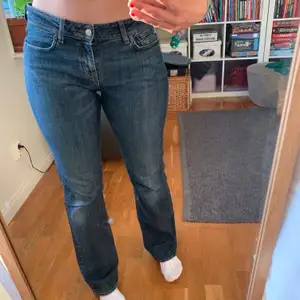 Utsvängda jeans från Tommy Hilfiger som min mamma köpt för ca 15/20 år sedan i Stockholm. Säljer pga att dom är väldigt stora i midjan på mig som har ca 36/38, trots att storleken är 32/34. 