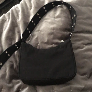 Väska  - Säljer min väska från Weekday, använd en gång.  Så den är i fint skick. Köparen står för frakten! 