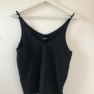 Linne - Ett vanligt svart linne ifrån bikbok, köpare står för frakt! 