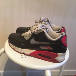  - Vinröda, svarta, grå silvriga air Max, i använt men fint skick 