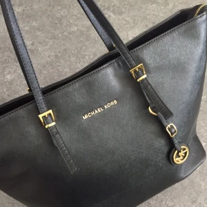  - Handväska Michael Kors. Nyskick! Ej äkta. Dustbag medföljer. 