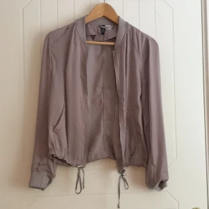  - Tunnare kofta / bomberjacka. Frakten står köparen för. Betalning sker via swish 