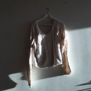  - JÄTTEVARM vit/cream-färgad stickad tröja 