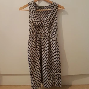  - Fin klänning aldrig använd endast testad, resår i midjan lite stretchig, klänning med krage med flodhästar/björnar på. 