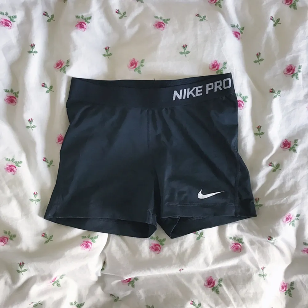 träningsshorts från nike pro! använd en del och märket har spruckit lite, tyvärr. annars i gott skick! frakt ingår i priset 💜. Skor.