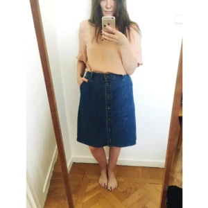  - Jeanskjol köpt på beyond retro för 249kr. Prislappen är kvar. Jag är 164cm. Kjolen har fickor i sidan. Baksidan är plain. 