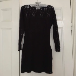  - spetsklänning från weekday, strl 34, sparsamt använd