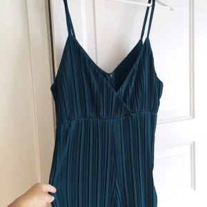  - Blå ribbad jumpsuit. Oanvänd p.g.a. för stor för mig