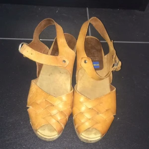  - Mohedatofflor/klackar i äkta läder. Använda men i fint skick