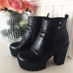  - Högklackade skor från Tiamo. Skorna är i skinn. Säljes för 100kr, frakt tillkommer.