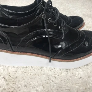  - Nya skor från Ellos. Stl: 40. Djur och rökfritt