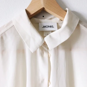  - Transparent blus från Monki, knappt använd och är i fint skick (förutom ett pyttelitet hål se bild 3) 