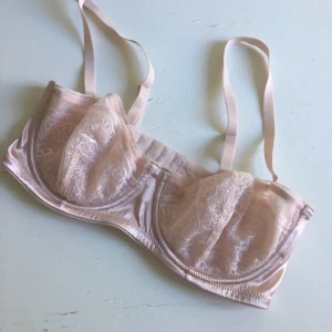  - Bh med avtagbara band och flera knäppen från hm. Aldrig använd då den är lite för liten för mig. 