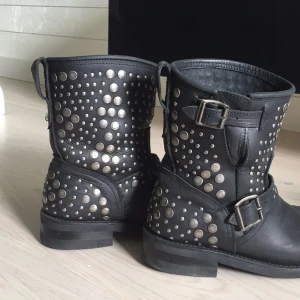  - Säljer då de är för små.... helt äkta primeboots från raglady