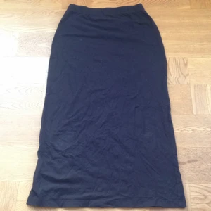  - Svart långkjol med slits baktill. Från Rabalder. Använd fåtal gånger, mjuk bomull. Går till anklarna.